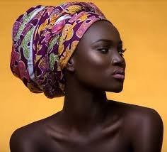 LE FOULARD AFRICAIN, UN ACCESSOIRE DE MODE ATEMPOREL