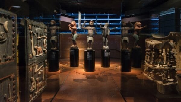 Les trésors d&rsquo;Abomey: restitués mais invisibles